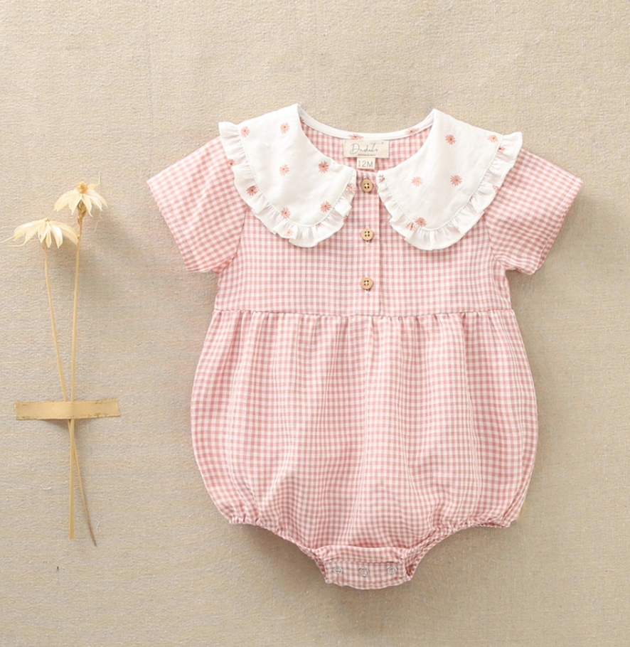 Pañalero cuadros rosa con cuello blanco con detalles de flores para bebe  niña Dadaty