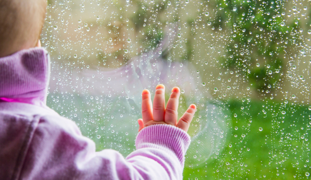 ¿Cómo vestir a tus pequeños en días de lluvia?