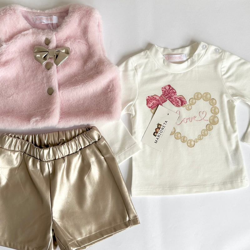 Conjunto tres piezas chaleco rosita, blusa ivory estampada  y short dorado para niña.