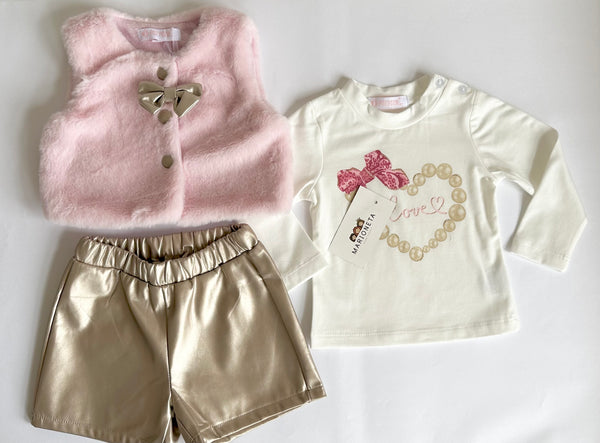 Conjunto tres piezas chaleco rosita, blusa ivory estampada  y short dorado para niña.