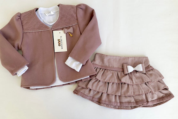 Conjunto tres piezas saco palo de rosa blusa blanca y falda a cuadros con olanes para niña.