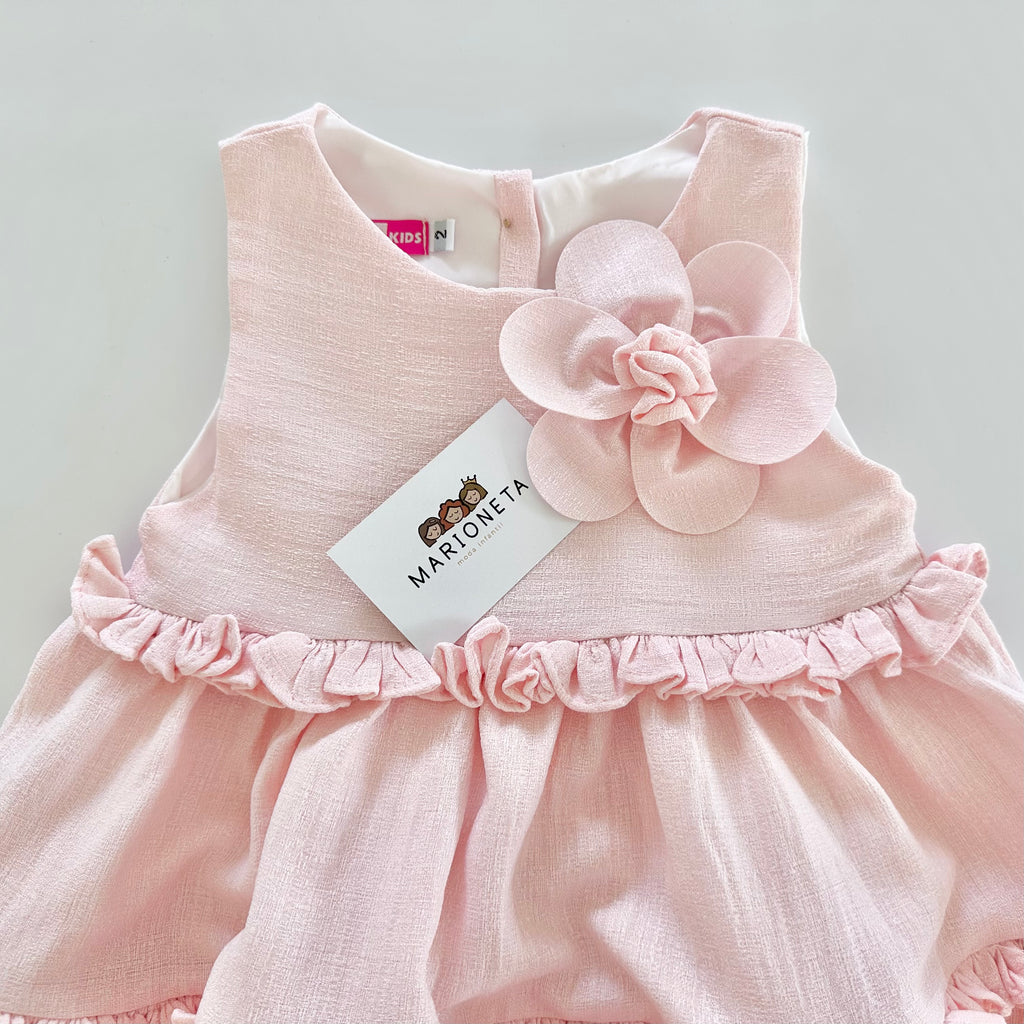 Vestido de olanes color rosita con adorno de flor en el frente para niña |