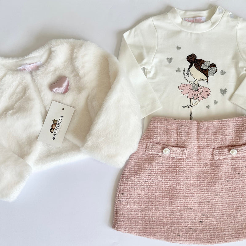 Conjunto tres piezas playera ivory estampada falda rosa y saco de peluche ivory con adorno de corazon para niña.