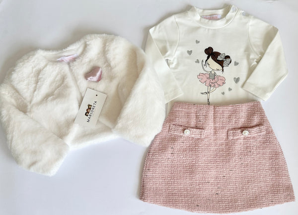 Conjunto tres piezas playera ivory estampada falda rosa y saco de peluche ivory con adorno de corazon para niña.