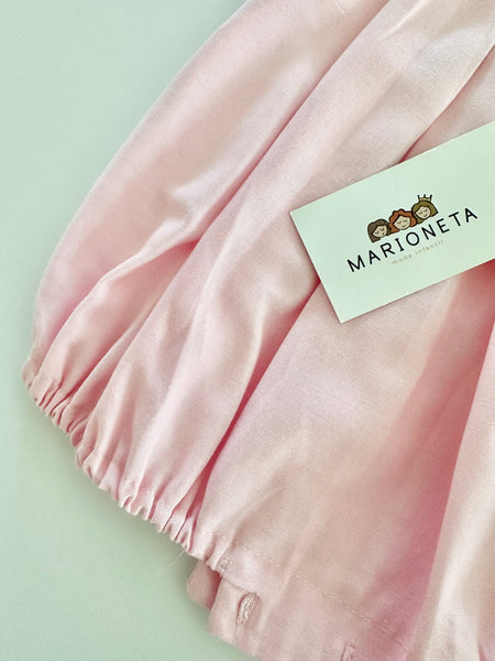 Pañalero y gorra bordado a mano color rosita con bordado color gris para bebe niña.