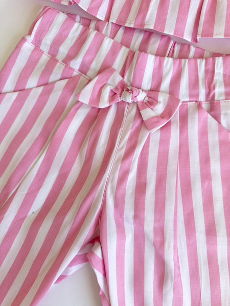 Conjunto dos piezas blusa con detalle de moños y carpri color rosa a rayas para niña.