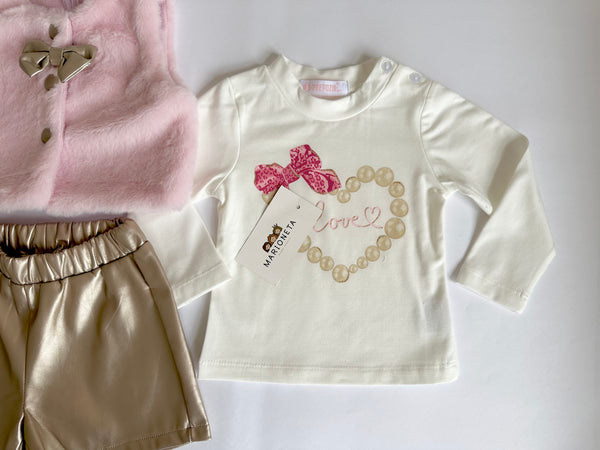 Conjunto tres piezas chaleco rosita, blusa ivory estampada  y short dorado para niña.