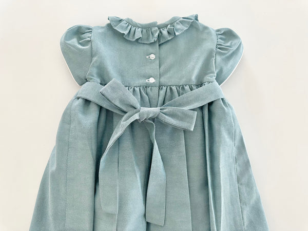 Vestido bordado hecho a mano color azul verde con bordado blanco para niña.