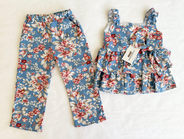 Conjunto dos piezas blusa azul estampada con olanes y lazo al frente y pantalon para niña.