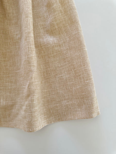Vestido bordado jesucito hecho a mano color beige con bordado rosita para niña.