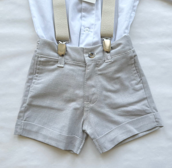 Conjunto cuatro piezas short, tirantes y moño beige y camisa de manga larga blanca para niño |