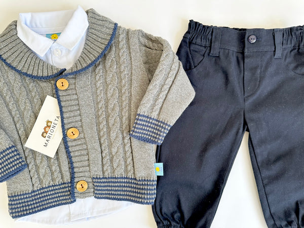 Conjunto tres piezas camisa blanca sueter gris con vivos marino y pantalon marino para bebe niño |