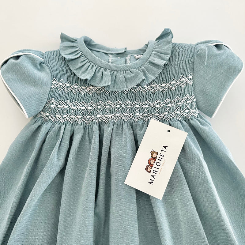 Vestido bordado hecho a mano color azul verde con bordado blanco para niña.