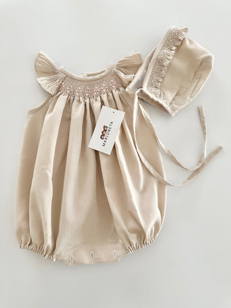 Pañalero y gorra bordado hecho a mano color beige con bordado rosita para bebe niña.