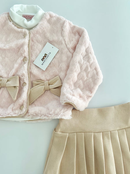 Conjunto tres piezas saco de peluche rosita falda beige y blusa ivory para niña.