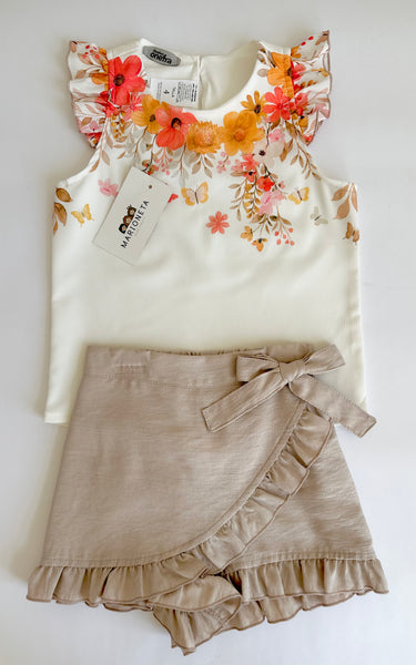 Conjunto dos piezas blusa blanca con estampado de flores  y short beige para niña.