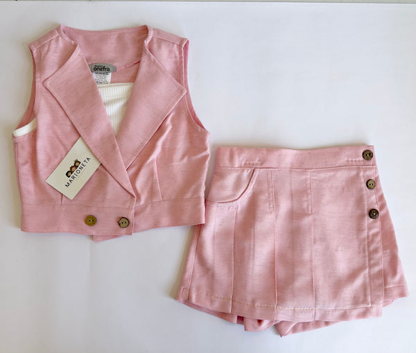 Conjunto tres piezas short falda y chaleco color rosa pastel y top ivory para niña.