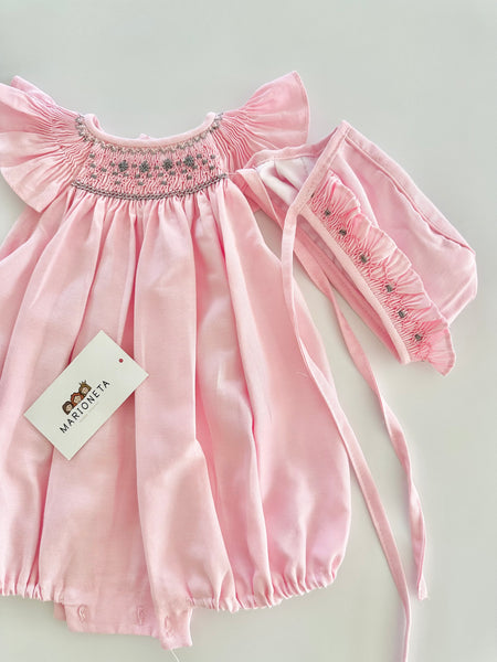 Pañalero y gorra bordado a mano color rosita con bordado color gris para bebe niña.