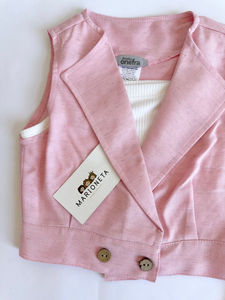 Conjunto tres piezas short falda y chaleco color rosa pastel y top ivory para niña.