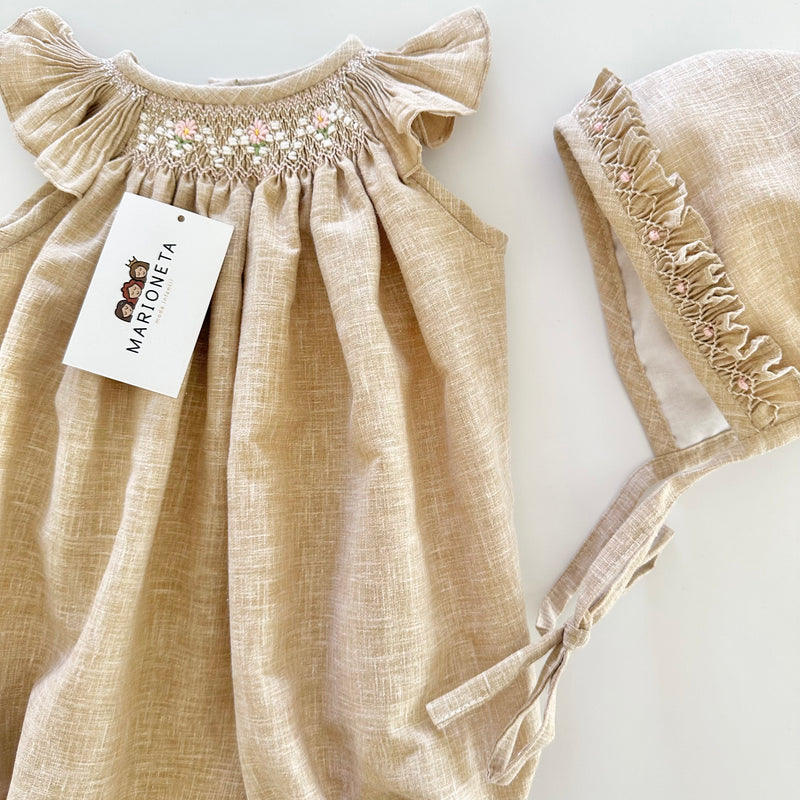 Pañalero y gorra bordado hecho a mano color beige para bebe niña.