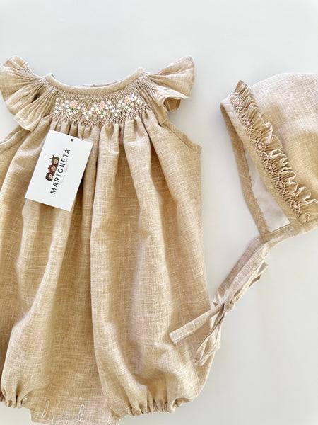 Pañalero y gorra bordado hecho a mano color beige para bebe niña.