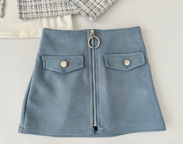 Conjunto tres piezas saco a cuadros blanco con azul , blusa ivory y falda azul para niña |