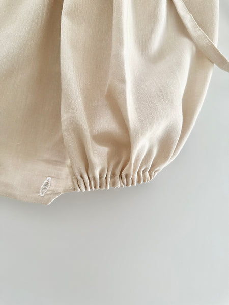 Pañalero y gorra bordado hecho a mano color beige con bordado rosita para bebe niña.