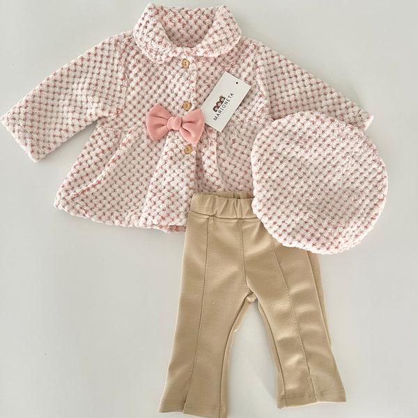 Conjunto dos piezas abrigo y bonete rosita y pantalon caki para niña | mexicano