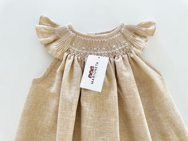 Vestido bordado jesucito hecho a mano color beige con bordado rosita para niña.