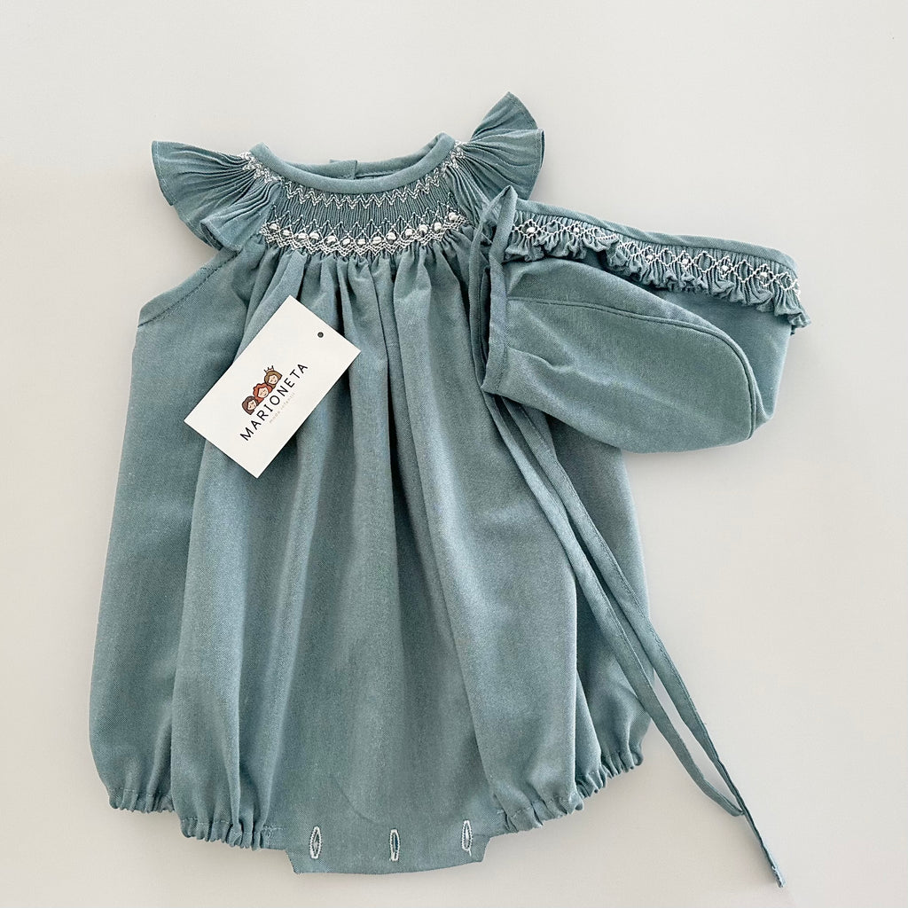 Pañalero y gorra bordado hecho a mano color azul verde con bordado blanco para bebe niña.