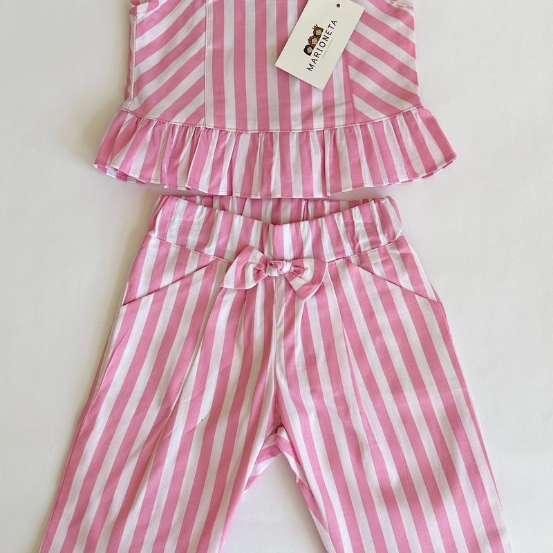 Conjunto dos piezas blusa con detalle de moños y carpri color rosa a rayas para niña.