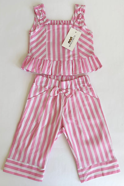 Conjunto dos piezas blusa con detalle de moños y carpri color rosa a rayas para niña.