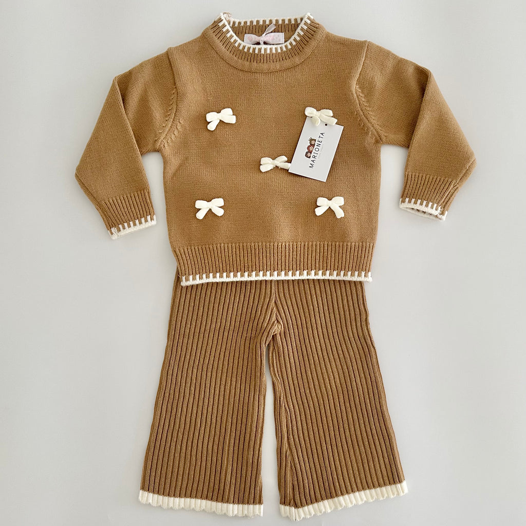 Conjunto dos piezas sueter miel con adorno de moños y pantalon tejido para niña.
