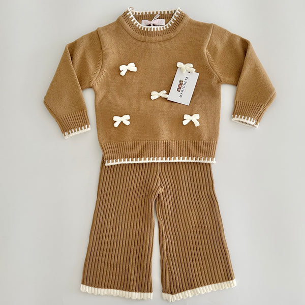 Conjunto dos piezas sueter miel con adorno de moños y pantalon tejido para niña.