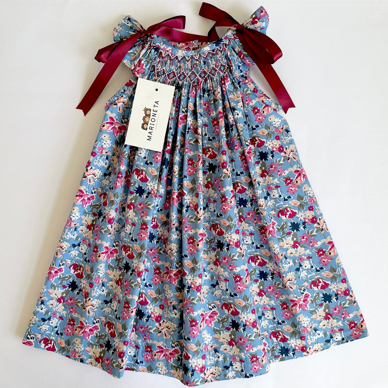 Vestido bordado hecho a mano azul con flores y lazos tintos en los hombros para niña | CARPI