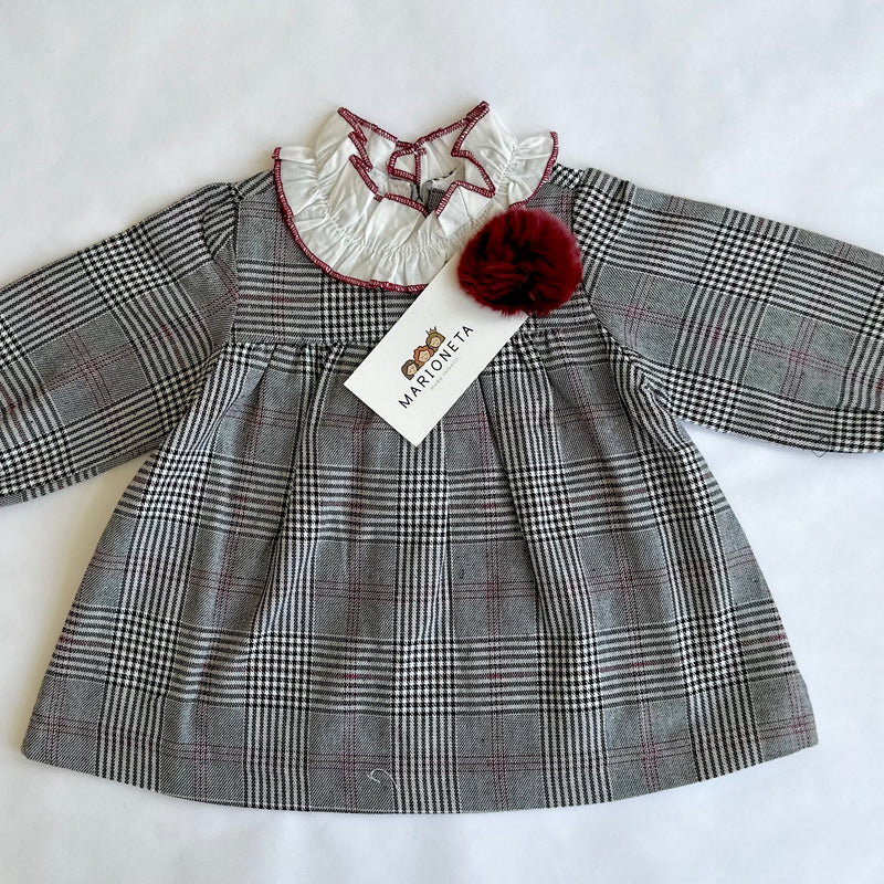 Vestido a cuadros tinto con negro  manga larga y adorno de pompom al frente para bebe niña |  Dadati