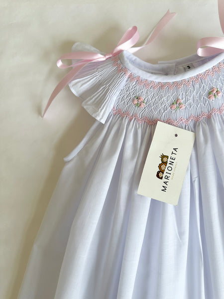 Vestido jesucito hecho a mano color blanco con bordado en tono de rosa para niña | CARPI