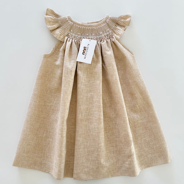 Vestido bordado jesucito hecho a mano color beige con bordado rosita para niña.