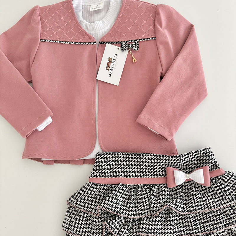Conjunto tres piezas falda de olanes, saco rosa y playera blanca para niña.  MEXICANO