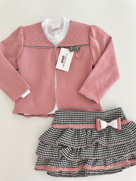 Conjunto tres piezas falda de olanes, saco rosa y playera blanca para niña.  MEXICANO