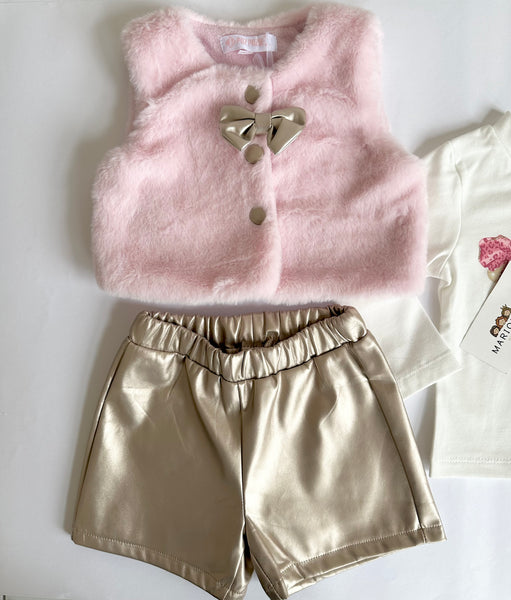 Conjunto tres piezas chaleco rosita, blusa ivory estampada  y short dorado para niña.