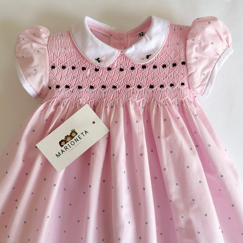 Vestido bordado hecho a mano color rosa con bordado y puntitos marino manga corta para niña |