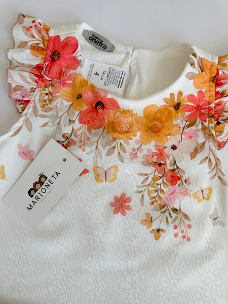 Conjunto dos piezas blusa blanca con estampado de flores  y short beige para niña.