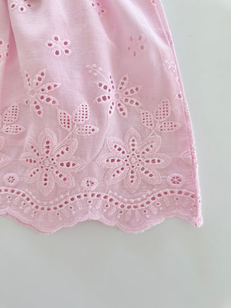 Vestido tira bordada con detalle de moños en los hombros color rosita para niña |