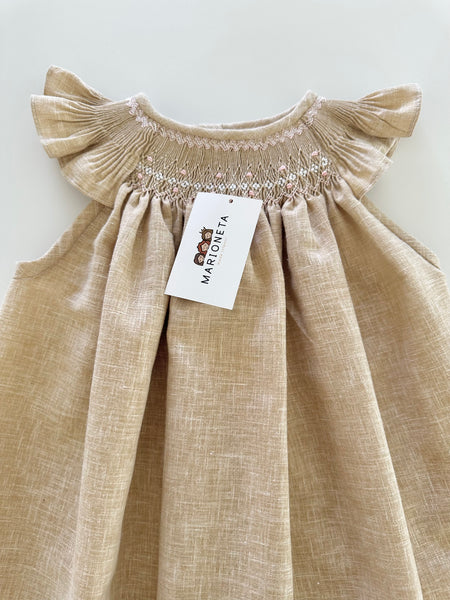 Vestido bordado jesucito hecho a mano color beige con bordado rosita para niña.