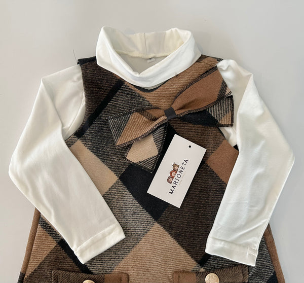 Jumper a cuadros color cafe y playera ivory para niña .
