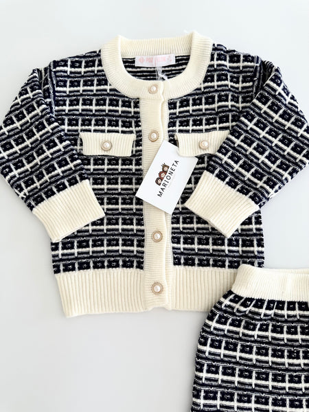 Conjunto dos piezas tejido sueter marino con ivory y falda con detalle de olan para niña.