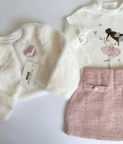 Conjunto tres piezas playera ivory estampada falda rosa y saco de peluche ivory con adorno de corazon para niña.