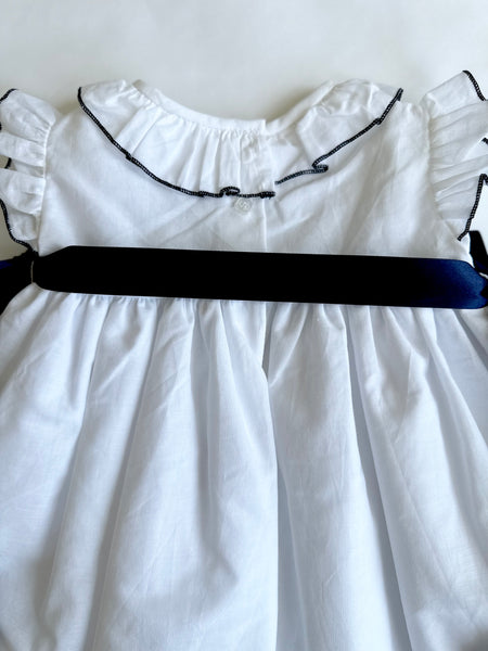 Vestido bordado a mano color blanco con detalles azul marino para niña | Carpi