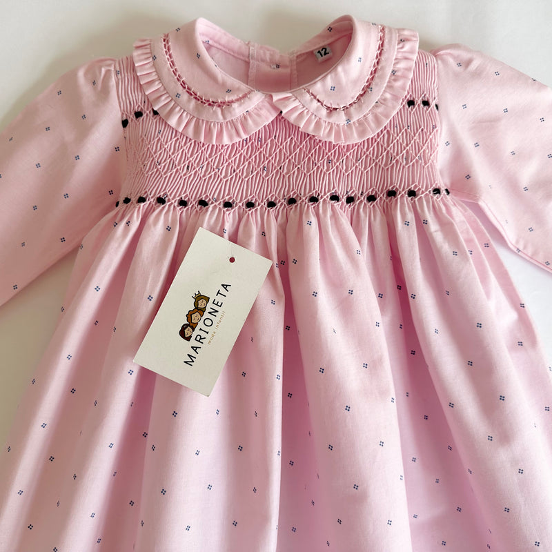 Vestido bordado hecho a mano color rosa con bordado y puntitos marino manga larga para niña |